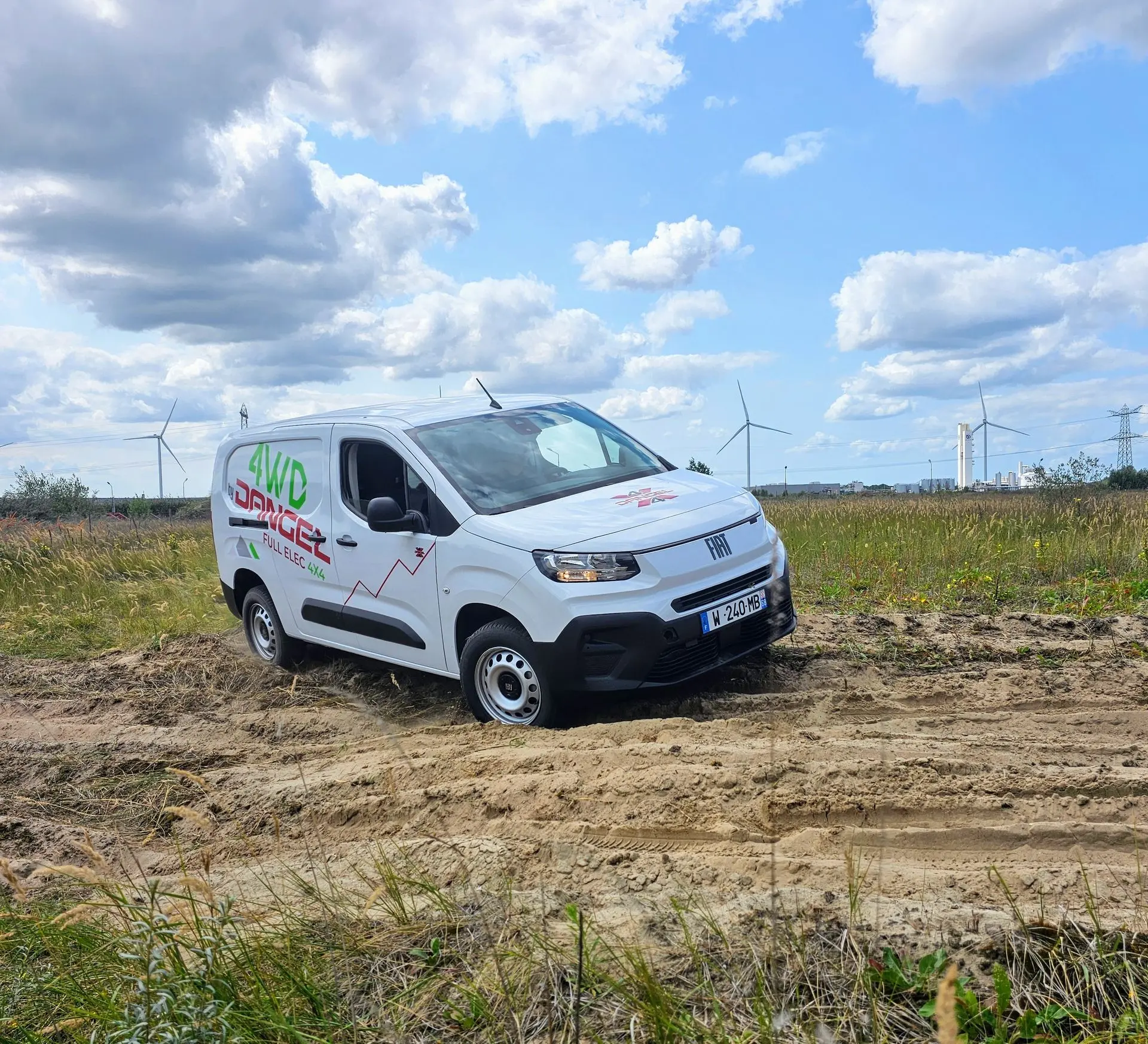 Fiat Doplo 4WD by Dangel franchissant des obstacles sur un chemin accidenté