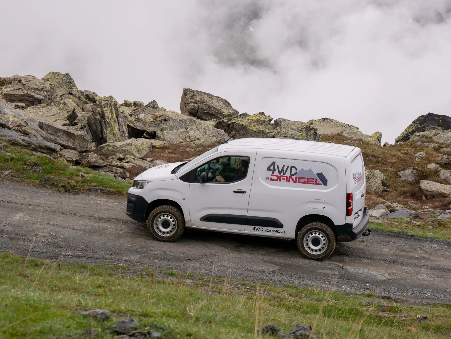 Peugeot Partner by Dangel sur un chemin rocheux