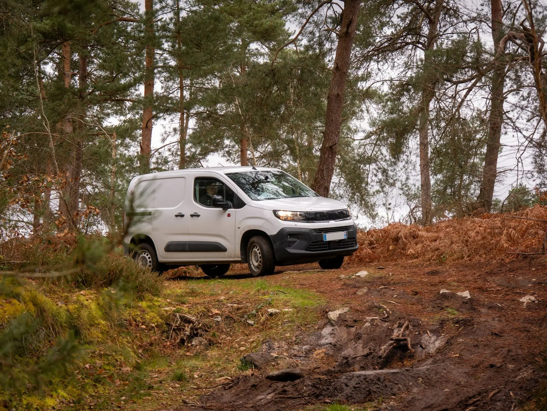 Opel combo Dangel en roulage dans sur un chemin forestier accidenté