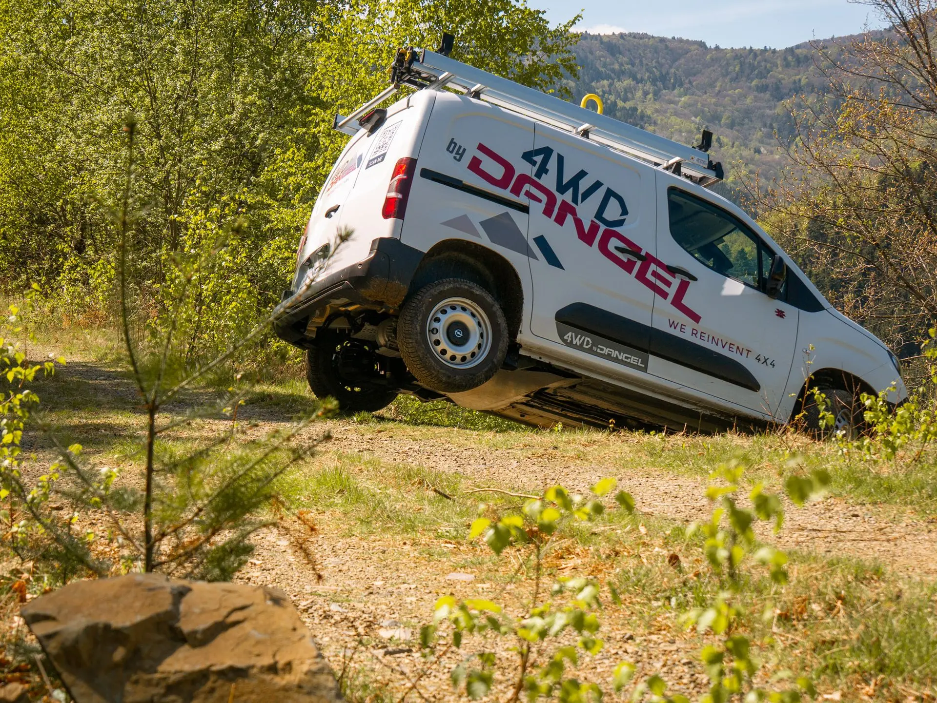 Opel Combo 4WD by Dangel sur 3 roues dans un chemin forestier