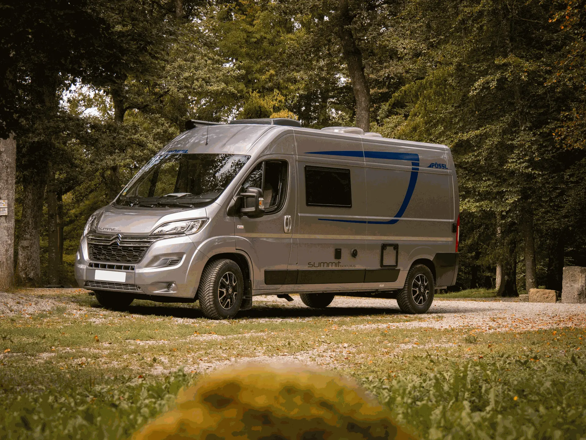 Camping car transformé par Dangel garé dans un camping
