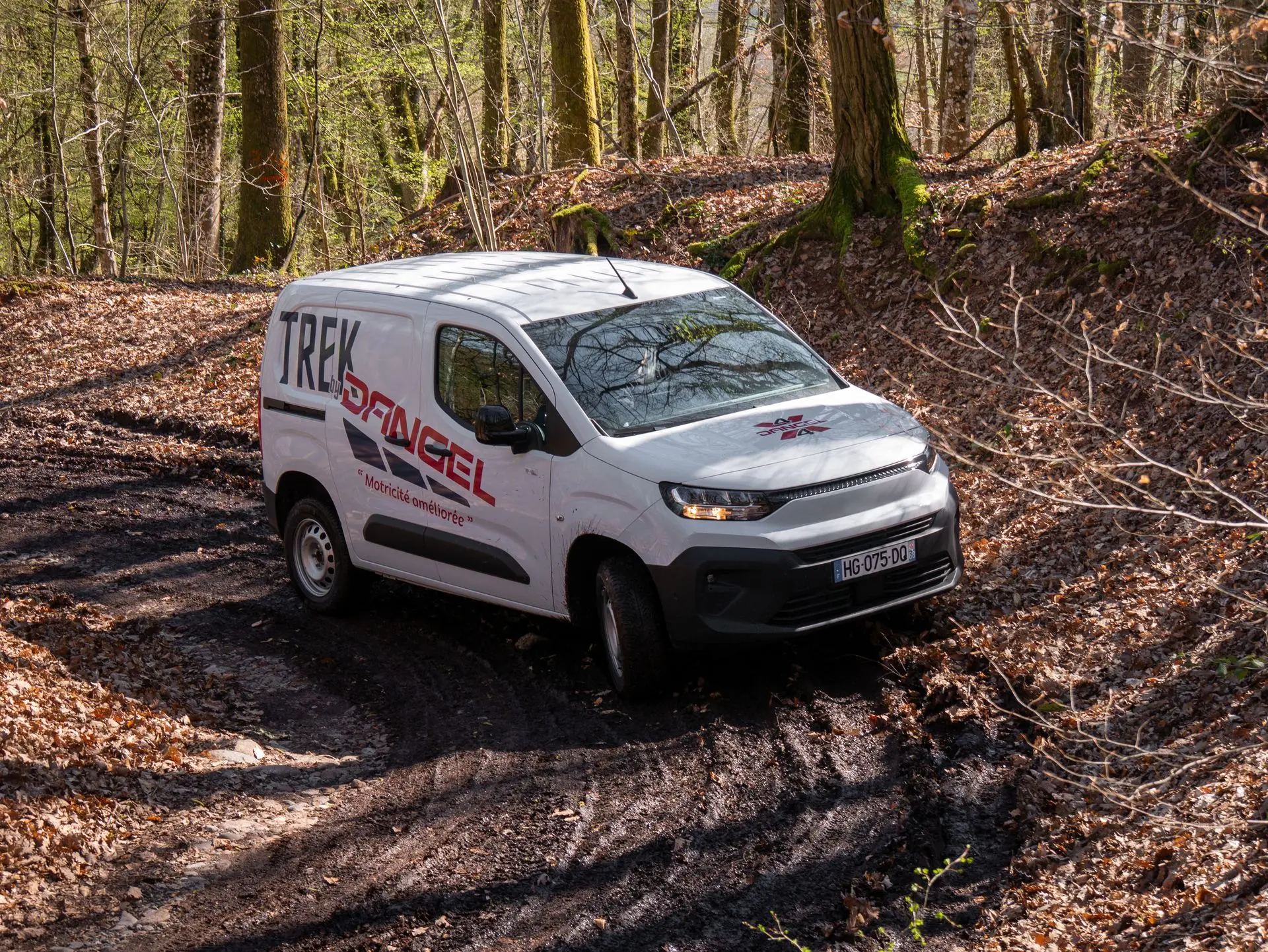 Fiat Doblo Trek by Dangel sur un chemin forestier alsacien