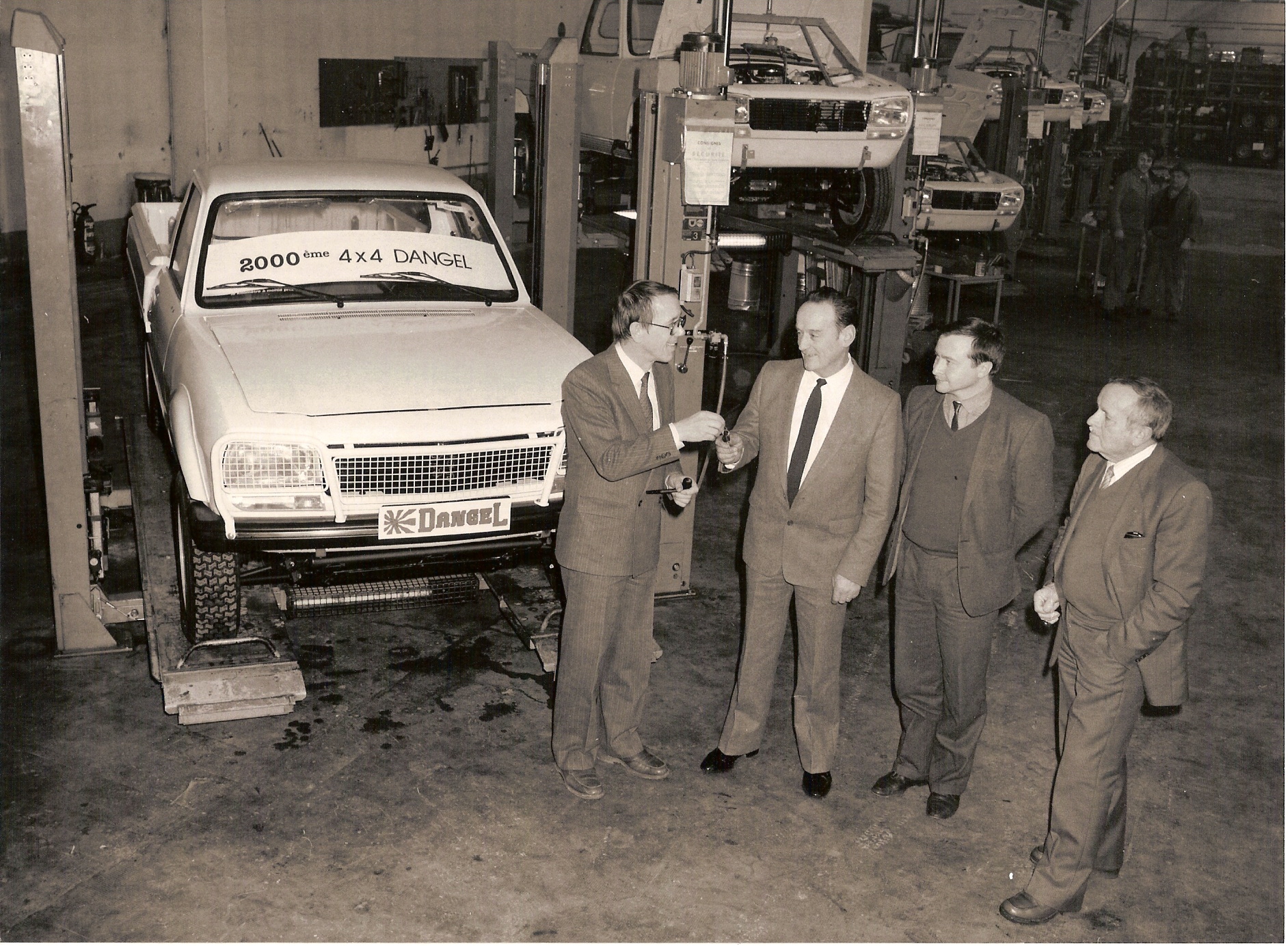 Remise des clés du 2000ème véhicule transformé par Dangel à son propriétaire Remise des clés du 2000ème véhicule transformé par Dangel à son propriétaire